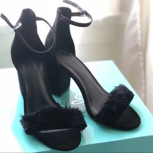 Trendy faux fur sandals size 6